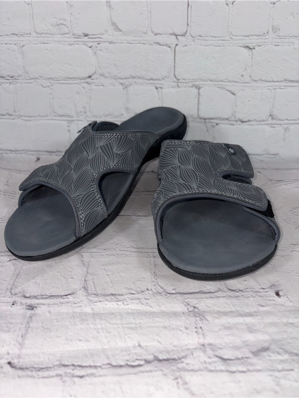 Spenco Kholo Wave Slide Sandals Gray Leaf Pattern Size 8